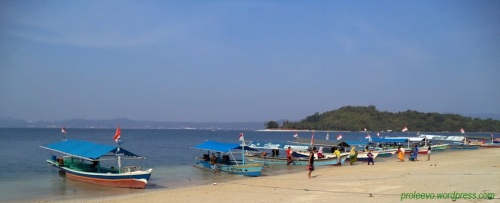 Perahu motor siap mengantar untuk menyeberang ke pulau Tangkil