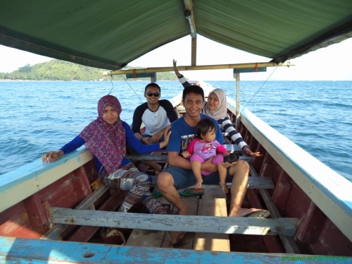 Perahu motor untuk menyeberang ke pulau Tangkil